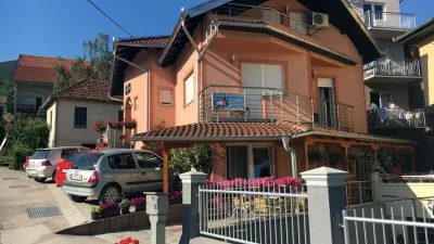 Vila Aleksandra 1 smeštena je u prestižnom delu Sokobanje, neposredno uz čuvenu česmu Ljube Didića, i...